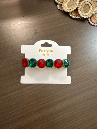 Stretch bracelet with alternating red and green faceted gemstones in metal bezels